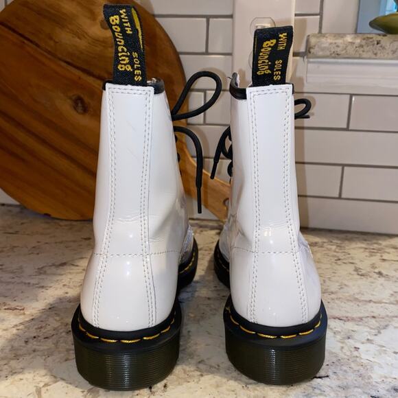 Doc Dr Martens $150 11821 White Gloss Leather Boots 8 Eyelet US Women’s 7 - Picture 7 of 15